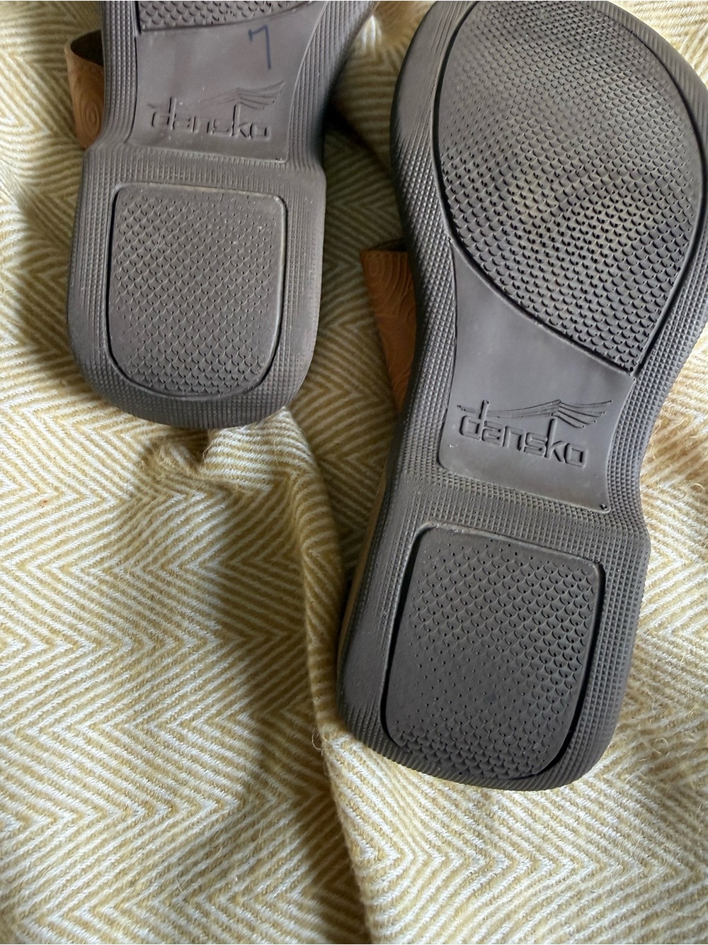 Dansko Tan Embossed Leather Toe-Loop Comfort Slide Sandals Size US 8.5-9 EU 39 - Picture 8 of 11